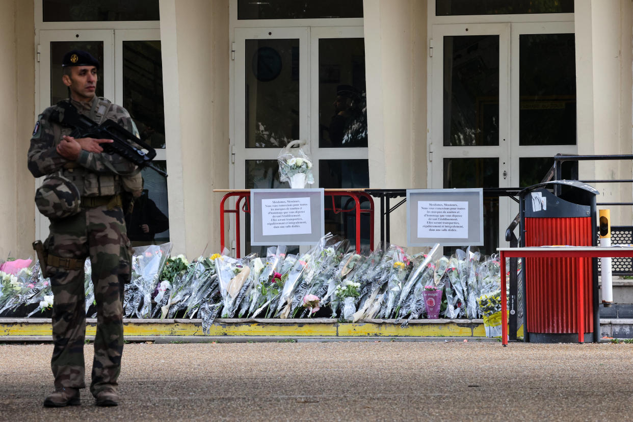 Un militaire montant la garde devant le lycée Gambetta-Carnot, à Arras, le 16 octobre 2023.