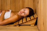 Zum Abschluss noch ein Tipp zum Entspannen: Jetzt ist genau die richtige Zeit für die Sauna. Wenn es draußen 30 Grad hat, weiß man die Hitze im Raum kaum zu schätzen. Nun macht das Indoor-Schwitzen hingegen wieder richtig Spaß. (Bild: iStock / ViktorCap)