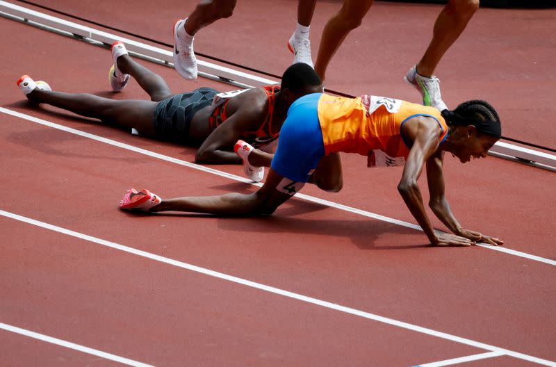 Foto del lunes de la neerlandesa Sifan Hassan sufriendo una caída en la clasificación de los 1.500 mts en Tokio.