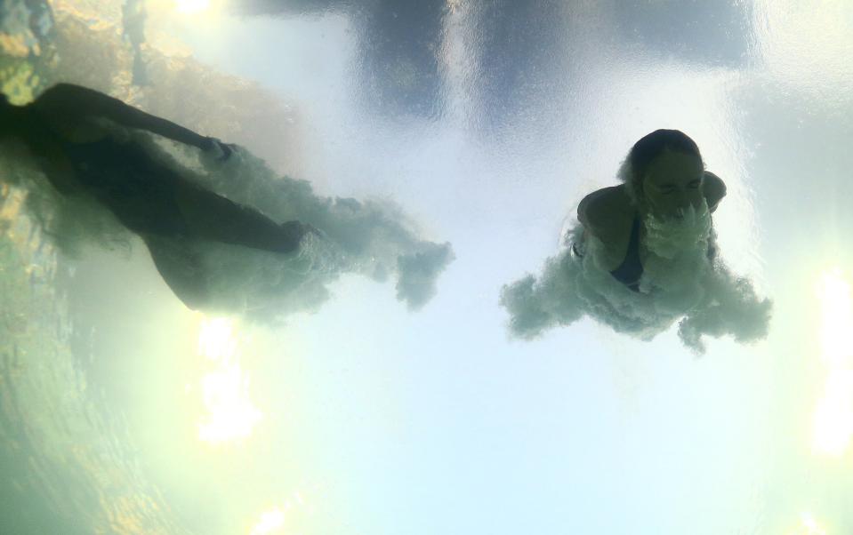 2016 Rio Olympics - Diving - Final - Women's Synchronised 10m Platform - Maria Lenk Aquatics Centre - Rio de Janeiro, Brazil - 09/08/2016. Tonia Couch (GBR) of United Kingdom and Lois Toulson (GBR) of United Kingdom compete. REUTERS/Michael Dalder FOR EDITORIAL USE ONLY. NOT FOR SALE FOR MARKETING OR ADVERTISING CAMPAIGNS.