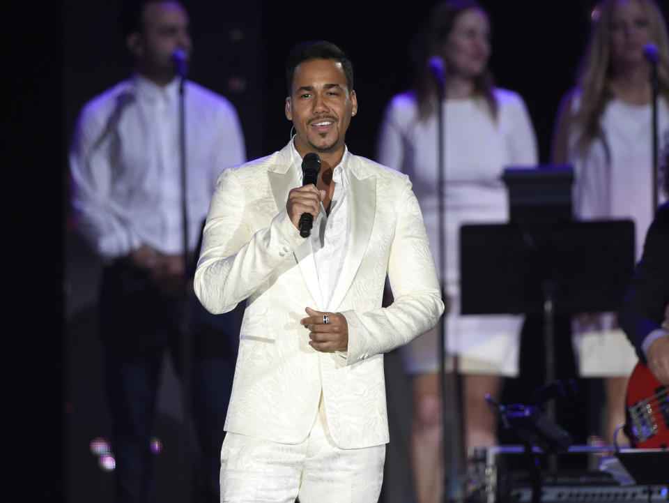 En esta foto del 18 de noviembre de 2015, Romeo Santos canta "Un gato en la oscuridad" durante el homenaje a Roberto Carlos como Perona del Año de la Academia Latina de la Grabación en Las Vegas. Santos ganó el martes 7 de julio de 2020 el Premio ASCAP de la Música Latina al compositor/artista del año. (Foto por Chris Pizzello/Invision/AP, Archivo)