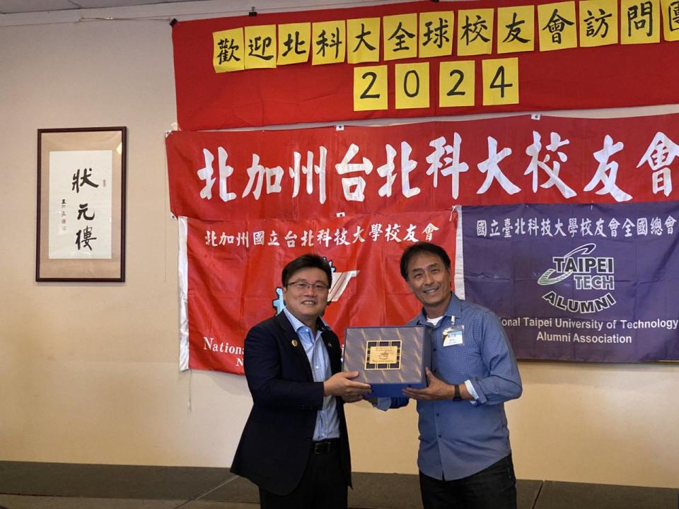 張啟城（左）向北加州台科大校友會贈送特意從台灣帶來的阿里山高山茶葉。(記者徐蓓蓓╱攝影）
