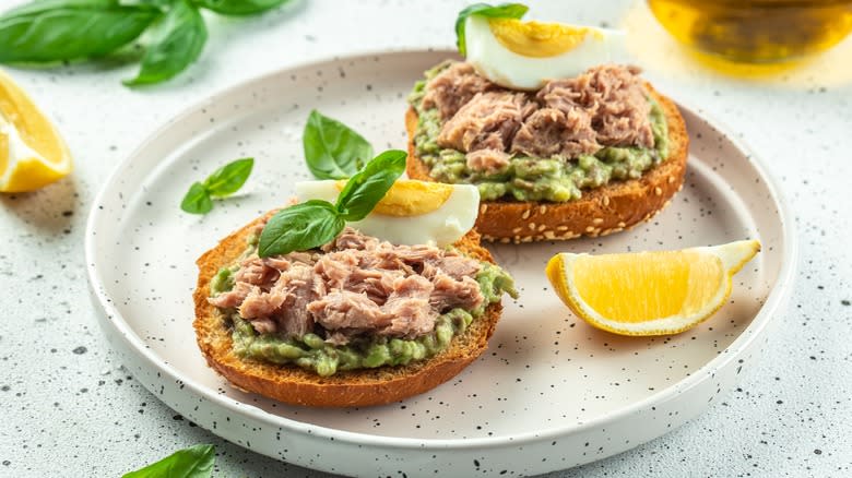 mashed avocado with tuna