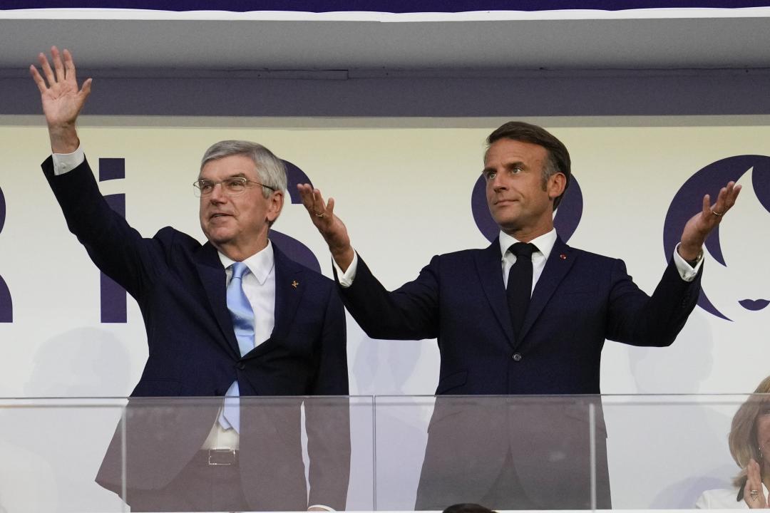 El Presidente de Francia Emmanuel Macron y el presidente del COI Thomas Bach (AP Photo/Ashley Landis)