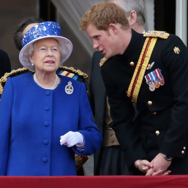 El príncipe Harry con su abuela la reina Isabel II credit:Bang Showbiz