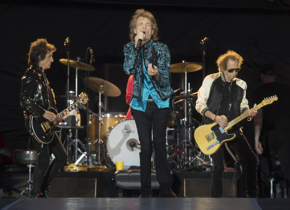 Mick Jagger, en el centro, Keith Richards, a la derecha, y Ronnie Wood, de los Rolling Stones, durante un concierto de su gira "No Filter" en Oro-Medonte, Ontario, el 29 de junio de 2019. El grupo está entre varios artistas que han rechazado el uso de sus canciones en eventos de campaña del presidente Donald Trump. (Fred Thornhill/The Canadian Press vía AP, Archivo)