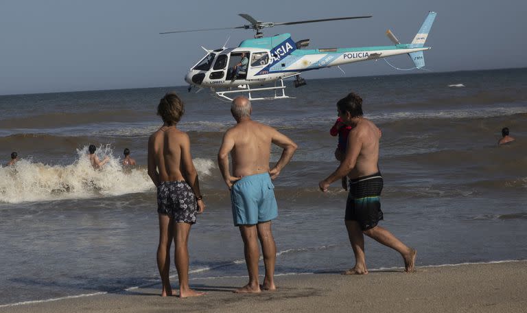 Sergio Berni, ministro de Seguridad de la provincia, mira desde la ventana de un helicóptero durante un patrullaje en una playa de Cariló, el viernes pasado