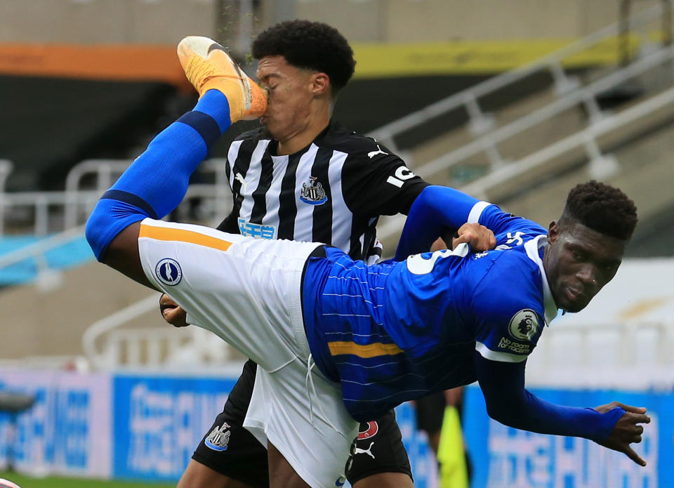 Yves Bissouma trat Jamal Lewis mit den Stollen ins Gesicht. (Bild: Getty Images)