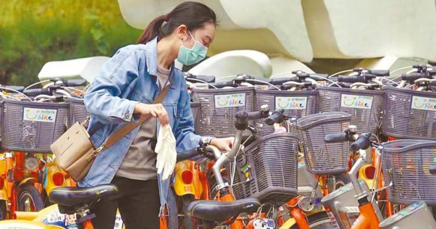 台北市YouBike1.0明年底全面退場，目前北市仍有1萬3000輛YouBike1.0，市議員鍾佩玲擔心，退場時廠商會報廢許多車輛，占市有財產便宜、吃市府豆腐。（圖／本報資料照片）