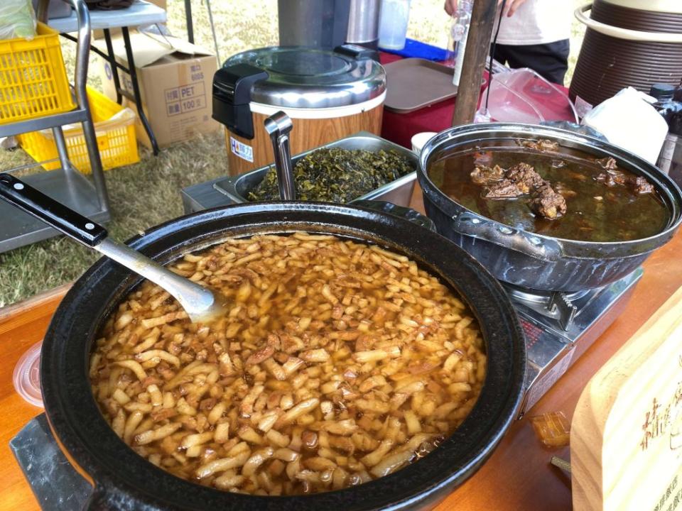 雲林滷肉飯節嘉年華，千碗垂涎滷肉飯供鄉親品嘗。（記者陳正芬攝）