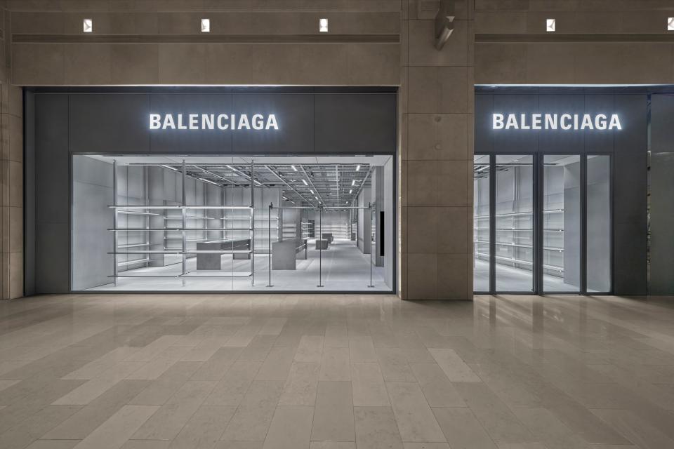 Balenciaga概念店外牆施以刻意打磨的侵蝕感粗獷牆面，象徵著時間的流逝與一去不復返的往日。圖片來源:Balenciaga