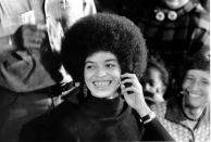 <p>Angela Davis sieht man heutzutage bei Protesten für Frauenrechte und gegen den amtierenden US-Präsidenten Donald Trump. In den 60er und 70er Jahren war die Amerikanerin eine Symbolträgerin des zivilen Ungehorsams. Als hochgebildete, radikale Kommunistin, Bürgerrechtlerin und Philosophin wurde sie ab 1970 für kurze Zeit zur meistgesuchten Verbrecherin der USA. Der Vorwurf: Unterstützung des Terrorismus. Die Lieder „Angela“ von John Lennon und „Sweet Black Angel“ von den Rolling Stones handeln von ihr. (Bild: AP Photo) </p>