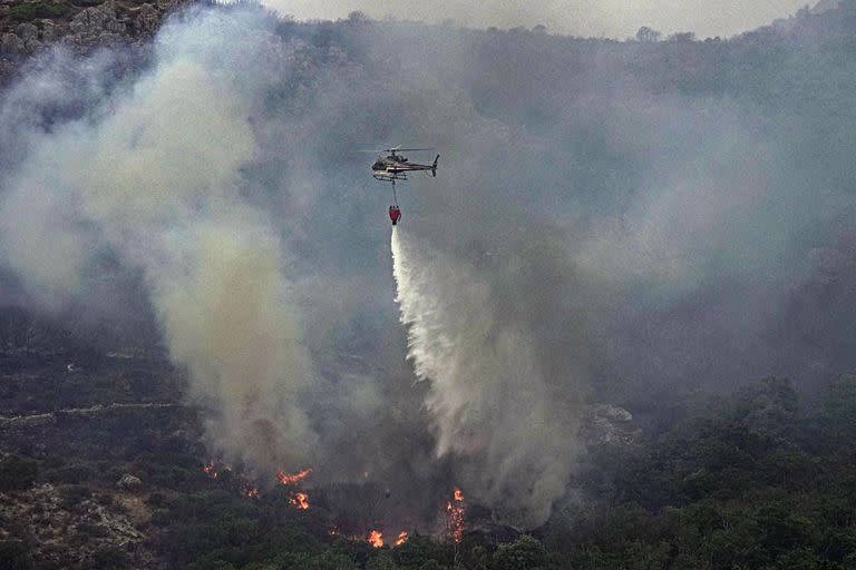 Los incendios se desataron el domingo en la isla mediterránea de Cerdeña, en Italia, donde casi 400 personas fueron evacuadas