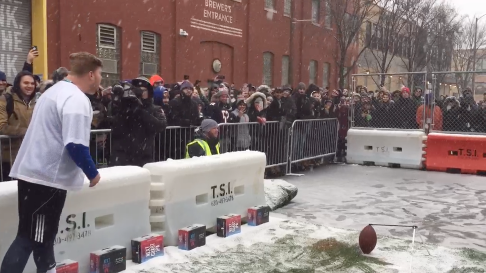 Chicago Bears fans flocked to Goose Island Beer Company's 43-yard field goal challenge. (Henry Bushnell/Yahoo Sports)