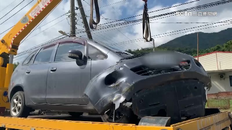 轎車車頭在經過強烈撞擊後嚴重毀損。