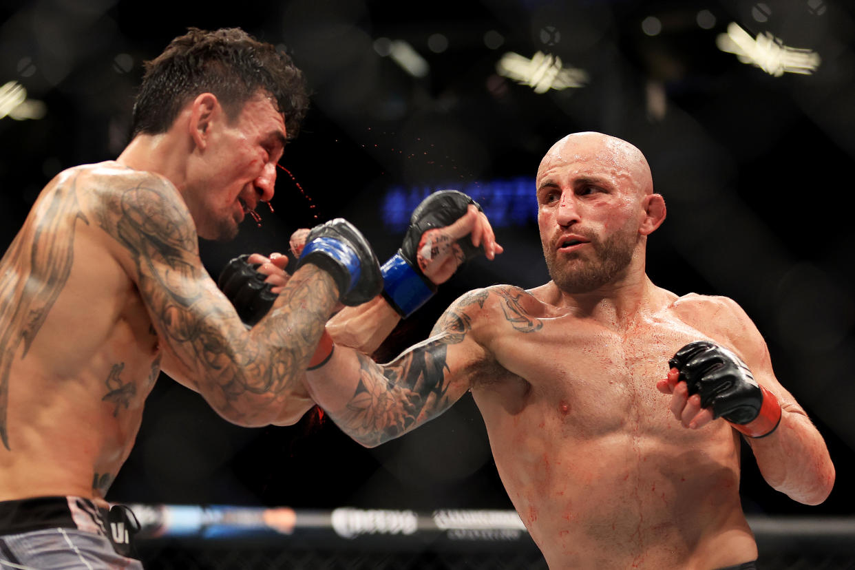 LAS VEGAS, NEVADA - JULY 02: Alexander Volkanovski (R) of Australia punches Max Holloway in their featherweight title bout during UFC 276 at T-Mobile Arena on July 02, 2022 in Las Vegas, Nevada. (Photo by Carmen Mandato/Getty Images)