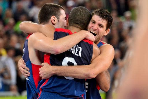 Los franceses Nando De Colo, Tony Parker y Antoine Diot celebran su título europeo al vencer a España en la final del Eurobasket de Eslovenia, el 20 de spetiembre en Liubliana (AFP/Archivos | Jure Makovec)