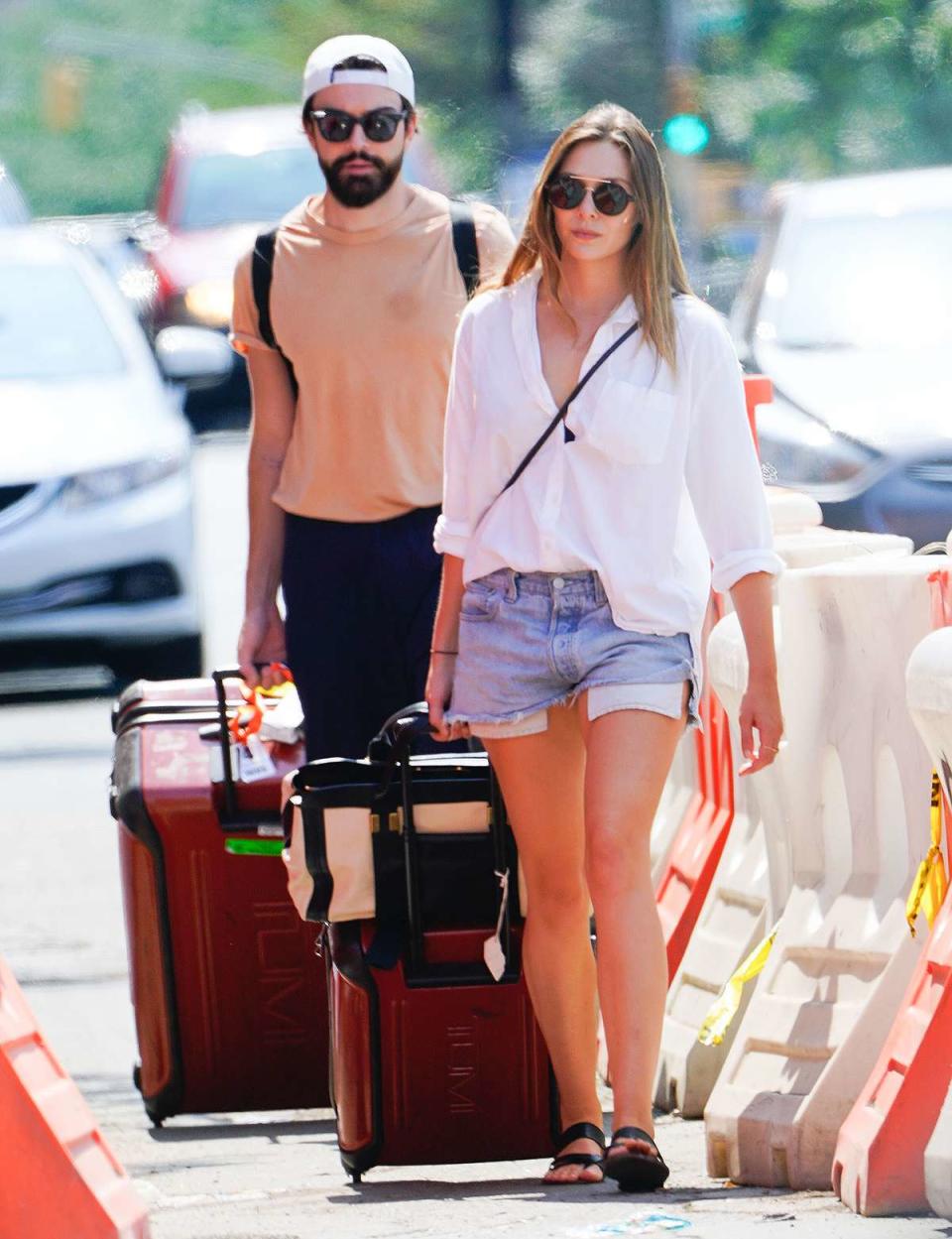 Elizabeth Olsen and Robbie Arnett drag their own luggage through the streets of Brooklyn, NY