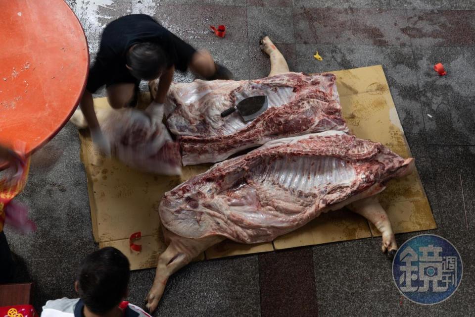 普度一定要殺豬公，現場直接進行片肉秀。