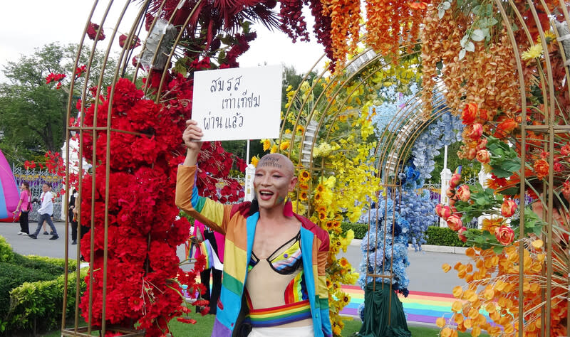 泰國同婚合法  參與人士舉標語慶祝 泰國國會18日通過民事與商事法修正案，同婚合法化 預計在2024年底正式上路。18日傍晚總理府舉辦慶祝 活動，參與活動的同運人士高舉「婚姻平權通過了」 的標語。 中央社記者呂欣憓曼谷攝  113年6月19日 