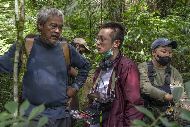 《獵人兄弟》林慶台（左）和導演蘇弘恩討論劇情。（圖／牽猴子提供）