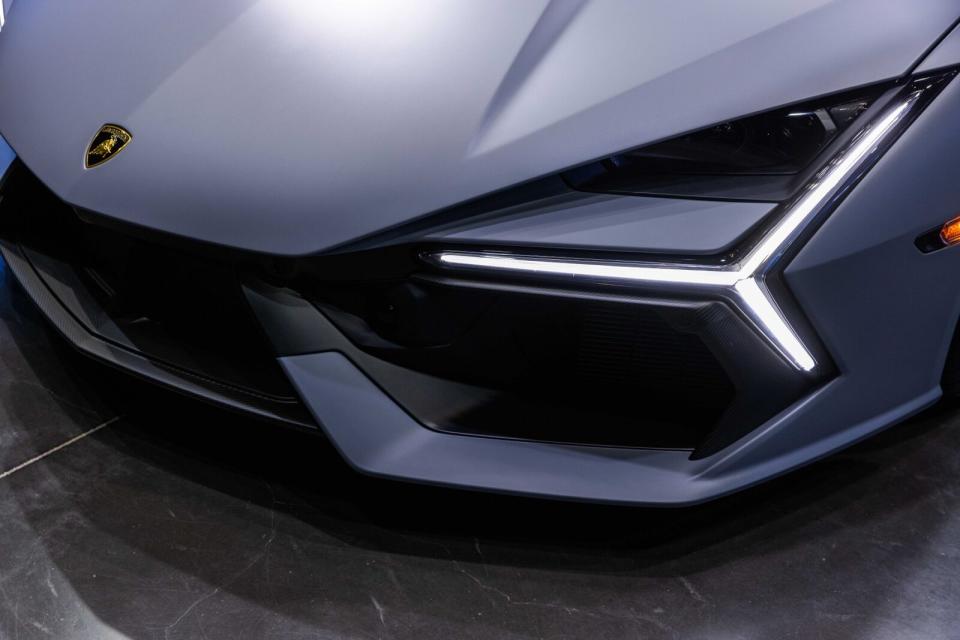 新車設計風格保有Lamborghini純正基因，尤其是車頭大膽醒目的Y字日行燈。