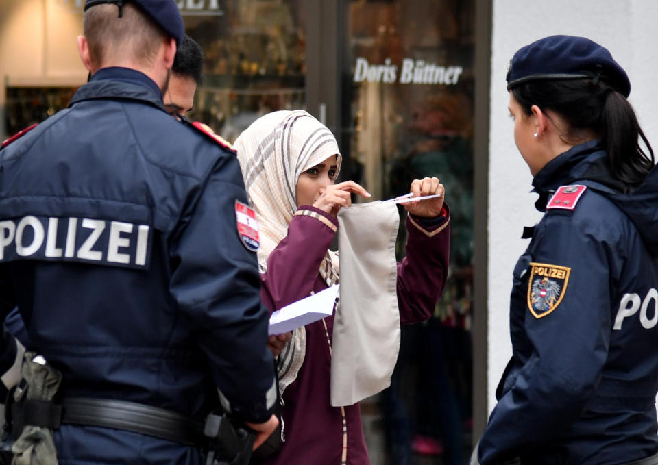 Österreich: Menschen mit nicht erkennbarem Gesicht müssen Strafe zahlen. (Bild: dpa)