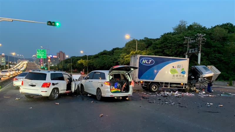 北投區大度路今（10日）晚間發生一起嚴重車禍。（圖／翻攝畫面）