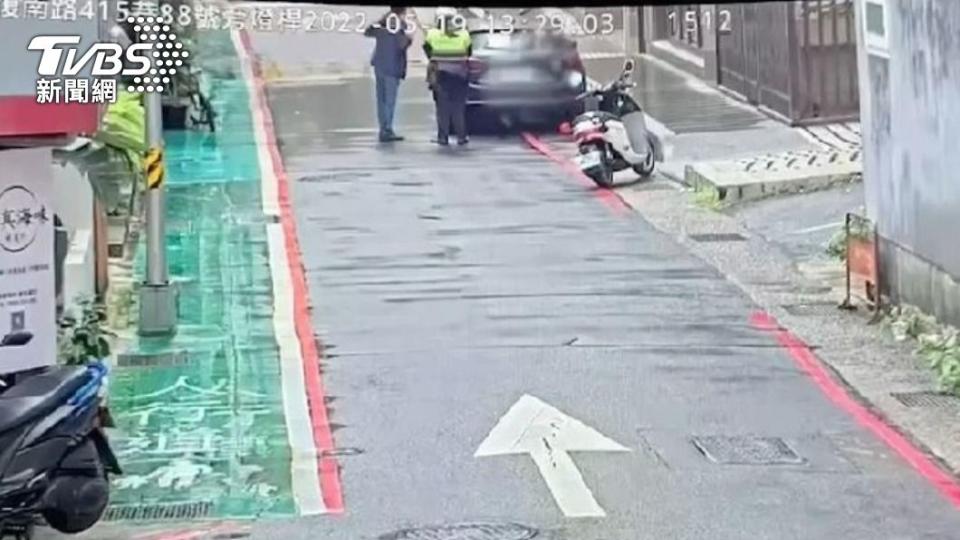 外傳徐巧芯因違規停車不讓員警舉發，事件在網上引起熱議。（圖／TVBS）