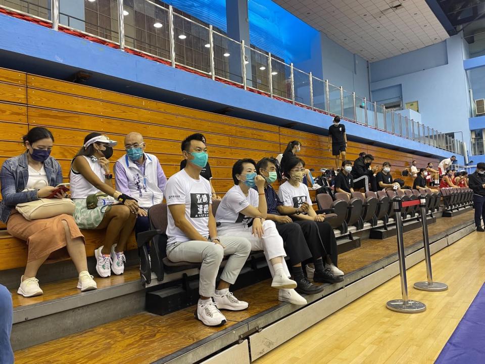 無黨籍台北市長參選人黃珊珊出席2022興富發登峰造極青年籃球邀請賽。   圖：黃珊珊競選辦公室 / 提供