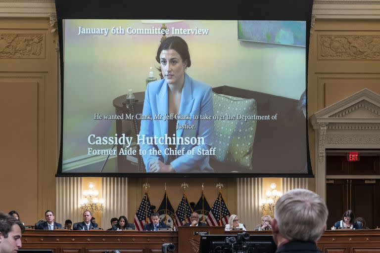 Cassidy Hutchinson, ex asistente de quien fue el jefe de despacho de Trump, Mark Meadows, en un video de su entrevista con la comisión que investiga el asalto al Capitolio (Foto AP/J. Scott Applewhite)