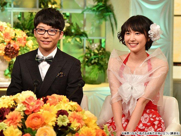 新垣結衣（右）和星野源拍《月薪嬌妻》假戲真做，昨宣布將結婚。（翻攝自《月薪嬌妻》Twitter）