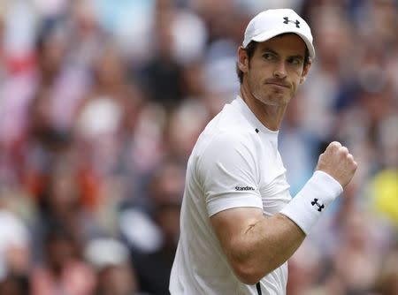 El tenista británico Andy Murray celebra tras ganar el partido contra el australiano Nick Kyrgios, en el torneo Wimbledon, Londres. 4 de julio de 2016. El tenista suizo Roger Federer derrotó el lunes en tres sets al estadounidense Steve Johnson para meterse en los cuartos de final de Wimbledon, instancia a la que también accedió el escocés Andy Murray con un cómodo triunfo. REUTERS/Andrew Couldridge