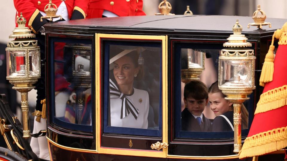 ZDJĘCIE: Brytyjska Katarzyna, księżna Walii, książę George, księżniczka Charlotte i książę Louis biorą udział w paradzie Trooping the Colour na cześć brytyjskiego króla Karola z okazji jego oficjalnych urodzin, Londyn, 15 czerwca 2024 r. (Holly Adams/Reuters)