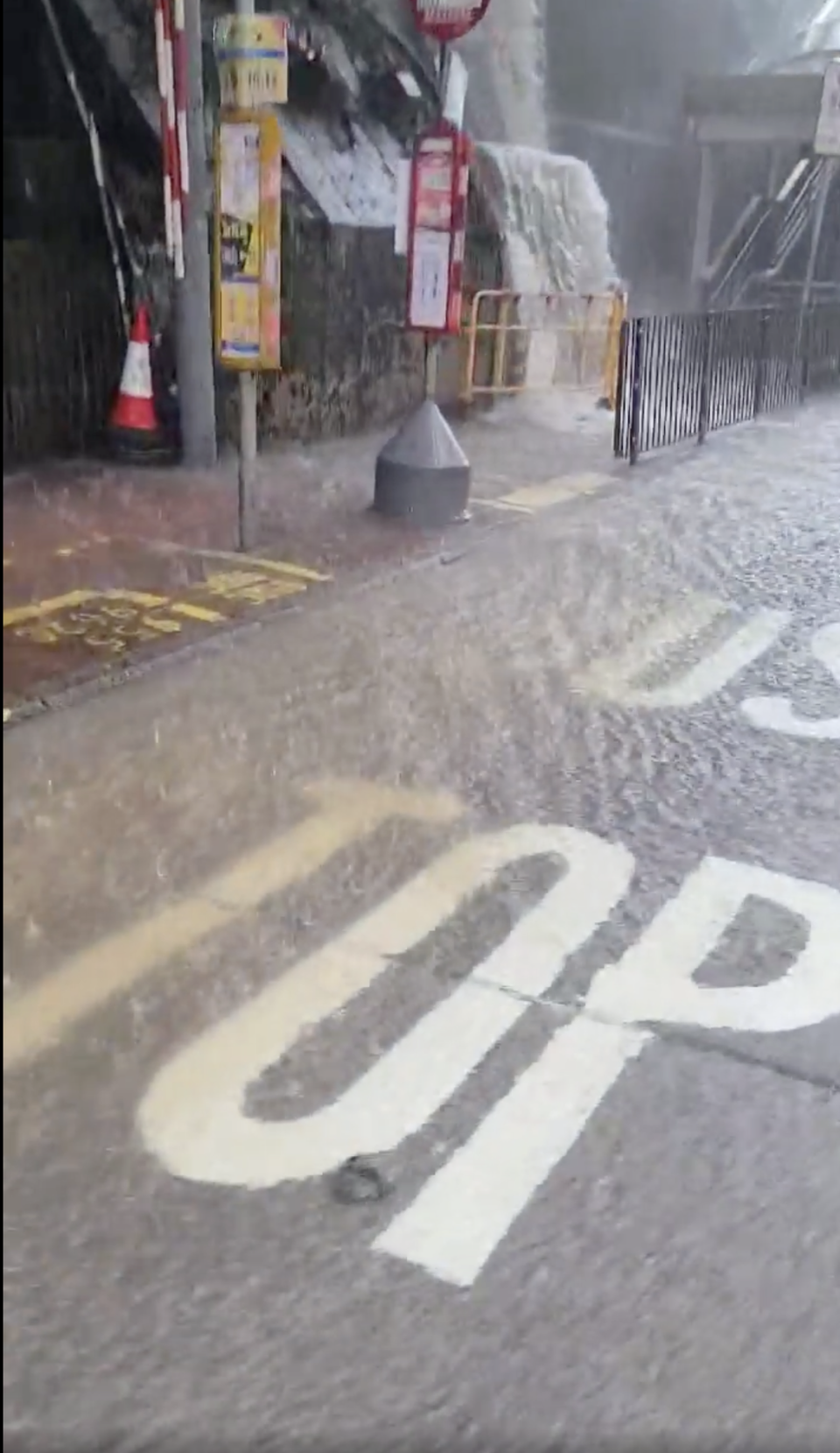 鰂魚涌出現大範圍水浸，有市民所拍的片段顯示，在英皇道新威園對開巴士站，暴雨從山坡沖下如瀑布，馬路水浸如激流。（Wendy Mak FB）