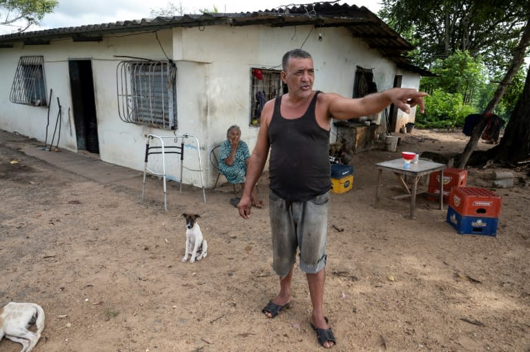 Eleazar, de 56 años, durante una entrevista cerca de un oleoducto de la empresa estatal Petróleos de Venezuela (PDVSA) en Veladero, cerca de Maturín, estado de Monagas, Venezuela, el 5 de noviembre de 2021 (AFP/Yuri CORTEZ)