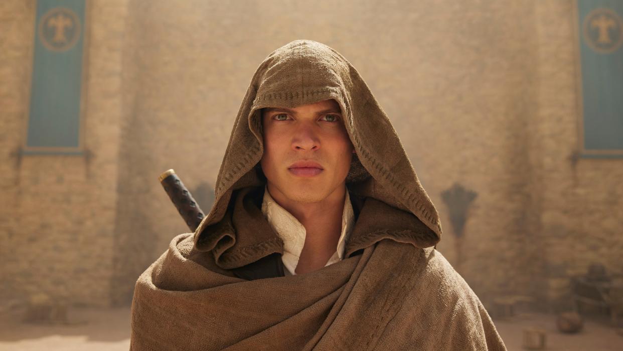  A hooded Rand al'Thor in The Wheel of Time season 2. 