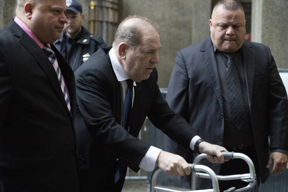 Harvey Weinstein, en el centro, llega a una audiencia en la corte el miércoles 11 de diciembre del 2019 en Nueva York. (AP Foto/Mark Lennihan)