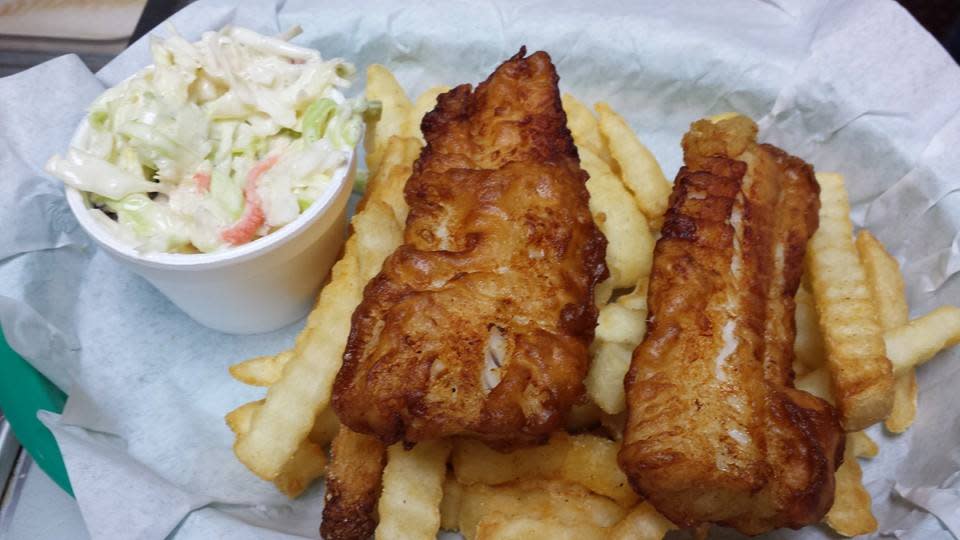 <p><b>Brookings, Oregon</b></p> <p>Outdoor seating allows you to watch the boats at the Port of Brookings Harbor. The chowder (served in a bread bowl) and fish-and-chips are among the favorites; 541-469-2526, <a rel="nofollow noopener" href="http://www.hungryclam.com" target="_blank" data-ylk="slk:hungryclam.com;elm:context_link;itc:0;sec:content-canvas" class="link ">hungryclam.com</a></p>  