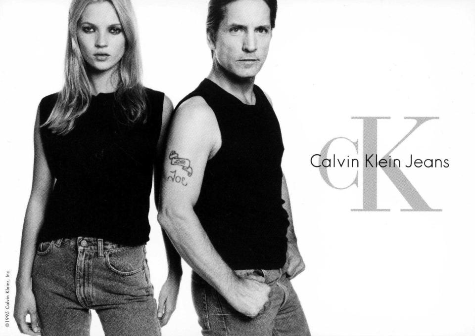<p>Eine der coolsten und bekanntesten Kampagnen von Calvin Klein entstand 1995 zusammen mit Supermodel Kate Moss. Neben diesem Foto mit dem Modeschöpfer selbst, stand im Rahmen dieser Kampagne auch der junge Rapper Marky Mark – heute besser bekannt als Schauspieler Mark Wahlberg – als Model vor der Kamera. (Bild: ddp Images/ Calvin Klein) </p>