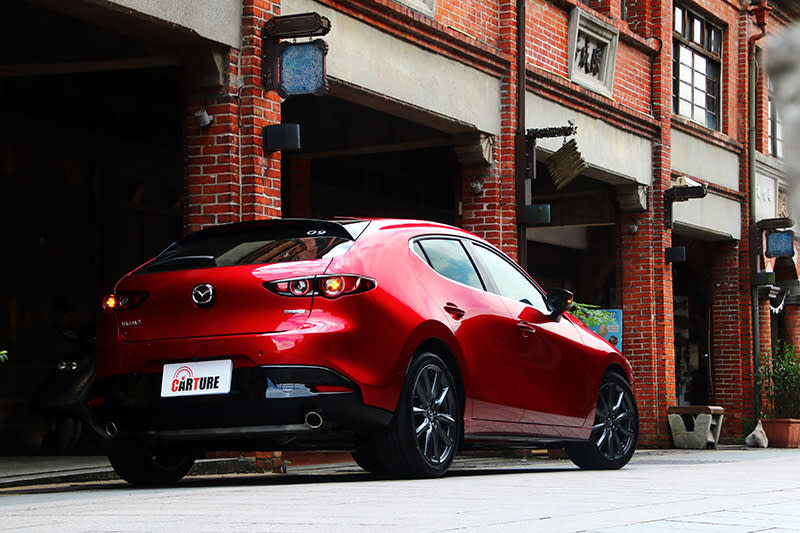 新Mazda3五門車型的造型精華大概就是這圓滑到極致，然後只用鈑件曲面所構成的車側與車尾設計了，所造成的光影反差之大，是當前新車中僅見。