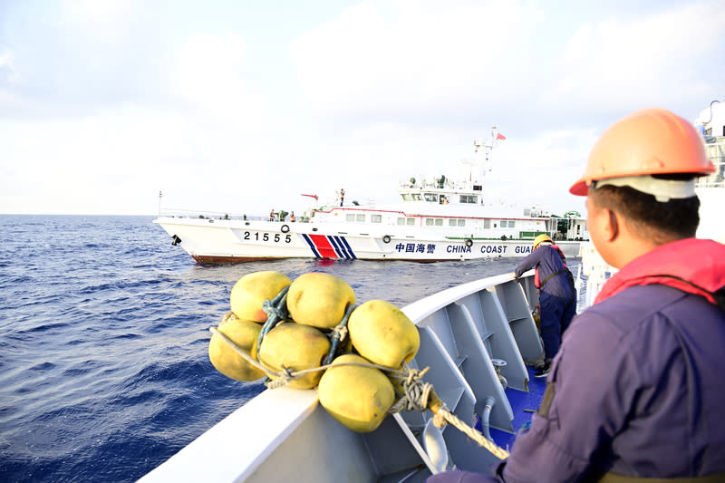 菲律賓海岸防衛隊人員準備好應對碰撞 菲律賓海巡艇上的海岸防衛隊人員23日身穿救生衣， 手持數串黃色防撞泡棉浮球，在船頭及船尾準備好在 與中國海警和民兵船碰撞時，以泡棉浮球減輕撞擊 力。 中央社特約記者Edward Bungubung攝  113年3月29日 