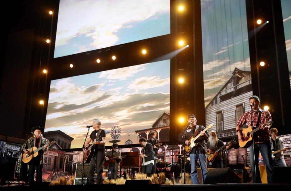 From left, Willie Nelson, Kris Kristofferson, Merle Haggard, and Blake Shelton perform during rehearsals for the 56th Annual Grammy Awards at the Staples Center, on Friday, Jan. 24, 2014, in Los Angeles. The Grammy Awards will take place on Sunday, Jan. 26, 2014. (Photo by Matt Sayles/Invision/AP)