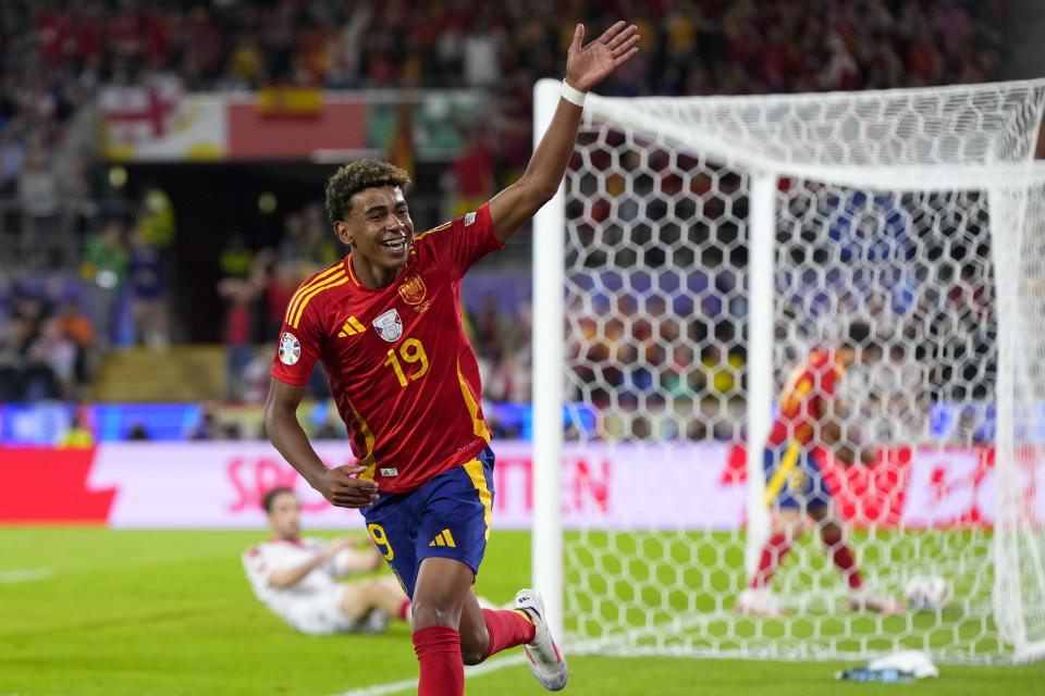 El español Lamine Yamal celebra tras anotar un gol que fue anulado por fuera de lugar en los octavos de final ante Georgia en la Eurocopa el domingo 30 de junio del 2024. (AP Foto/Manu Fernandez)