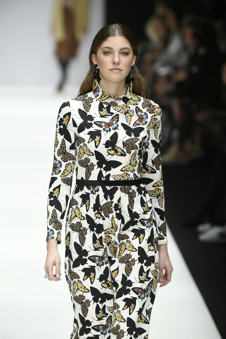 Paulina Swarovski in einem Kleid mit Schmetterlings-Print auf dem Riani-Runway. (Bild: Getty Images)