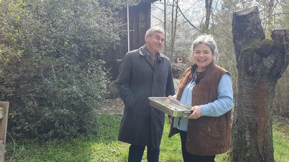 Wie kann man mit frischen Kräutern sein Essen auf ein anderes Niveau heben? Wladimir Kaminer besucht Maria Groß in Erfurt.
 (Bild: ZDF / Nadja Kölling)