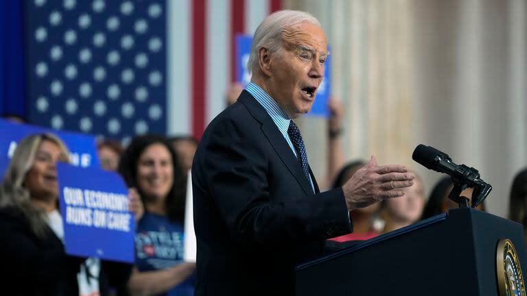 El presidente Joe Biden habla sobre los gastos propuestos a cuidado infantil y otras inversiones durante un acto de campaña en Union Station, el martes 9 de abril de 2024, en Washington. (AP Foto/Evan Vucci)