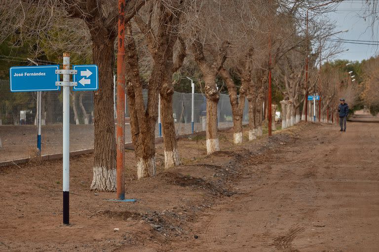 El pueblo no tiene red de gas, tampoco llegan las señales de ninguna red de telefonía ni de datos; no hay estación de servicio ni farmacia