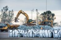 <p>Fotografía cedida por el Departamento de Recursos Hídricos de California (DWR, en inglés) que muestra a trabajadores mientras ayudan a un helicóptero que transporta grandes bolsas de rocas desde un aparcamiento de Oroville al aliviadero auxiliar de la presa del lago en Butte County, California (Estados Unidos) ayer, 13 de febrero de 2017. Los trabajos de emergencia para reparar los daños en la presa Oroville, situada en el norte de California, y las tormentas que en los próximos días podrían agravar la situación mantienen en vilo a las cerca de 200.000 personas que continúan evacuadas por un riesgo potencial de inundación. EFE/Kelly M. Grow/California Departm </p>