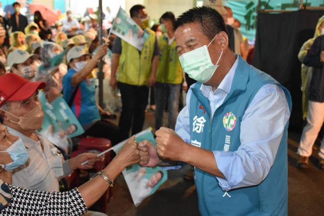 民進黨苗栗縣長候選人徐定禎選前之夜在競總前廣場前與支持鄉親共度。（謝明俊攝）